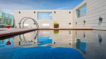 Una piscina al aire libre de temporada