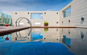 Seasonal outdoor pool - Hotel Alfonso (Zaragoza)