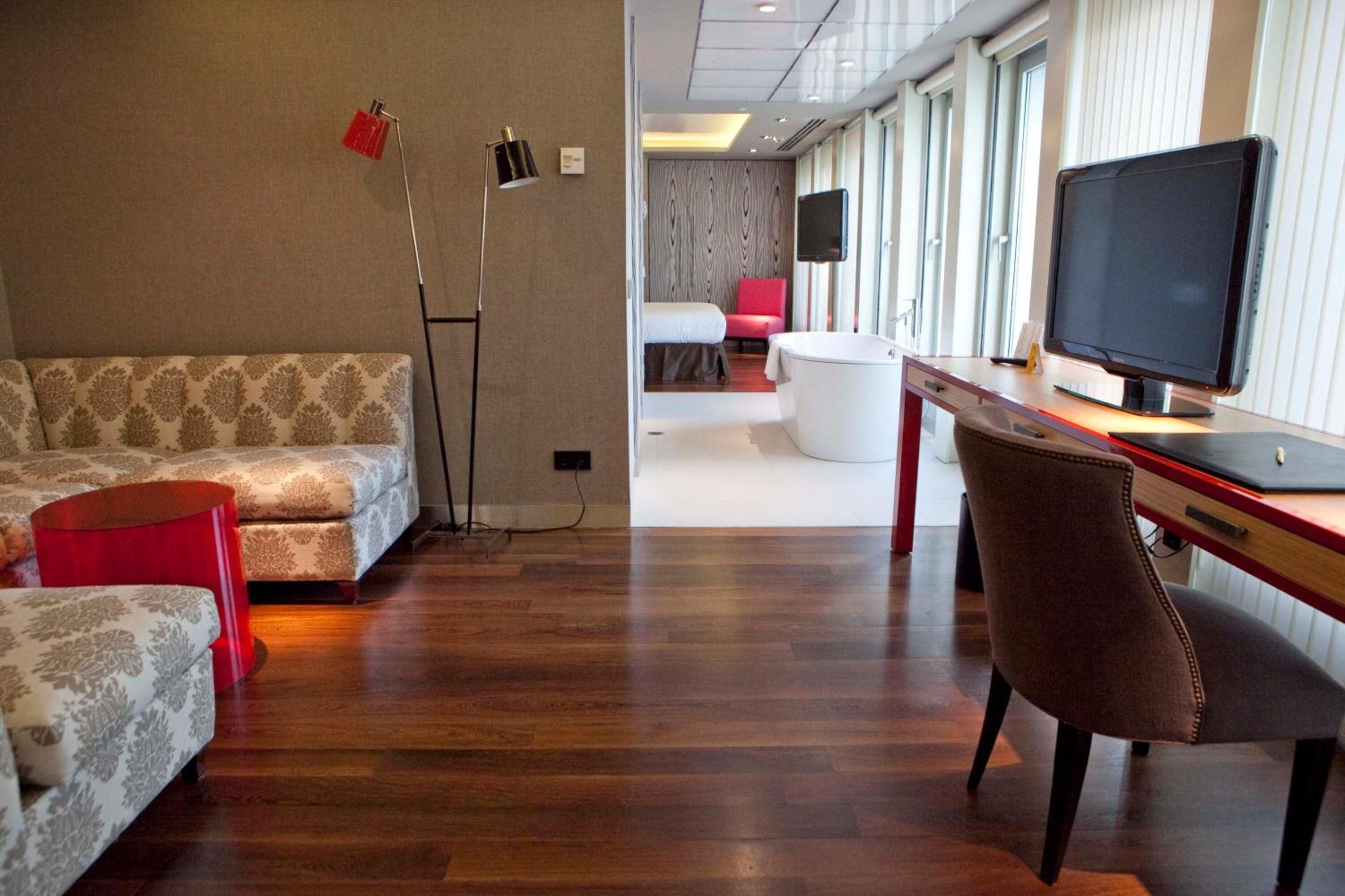 suite | 1 bedroom, minibar, in-room safe, desk