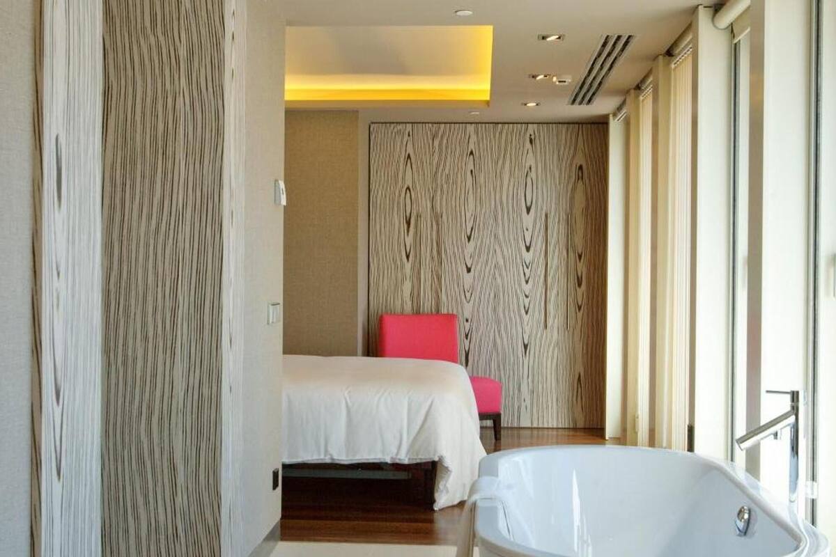suite | bathroom | hair dryer, towels