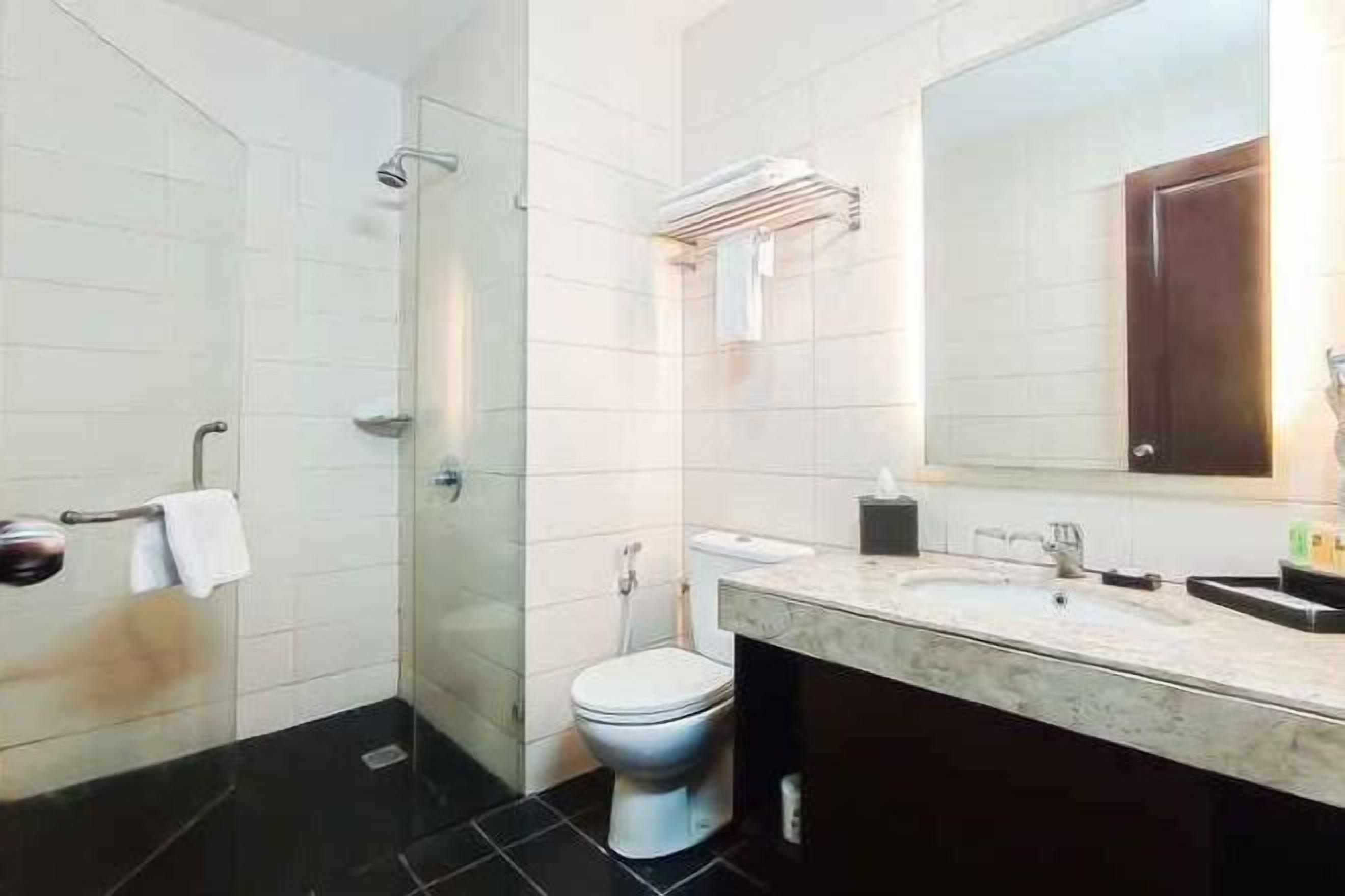 Baño | Regadera, secadora de cabello, pantuflas, toallas 