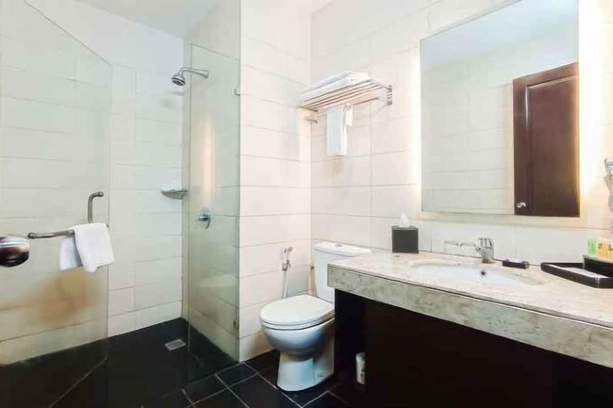 Salle de bain | Douche, sĂšche-cheveux, chaussons, serviettes fournies