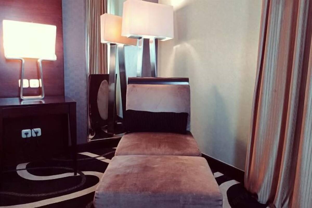 Minibar, in-room safe, desk, cribs (free)