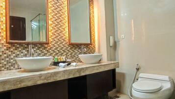 Suíte | Banheiro | Chuveiro, secador de cabelo, chinelos, toalhas de banho