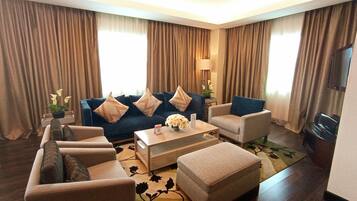 Suíte presidencial | Sala de estar | TV de tela plana 32 polegadas com canais a cabo, TV