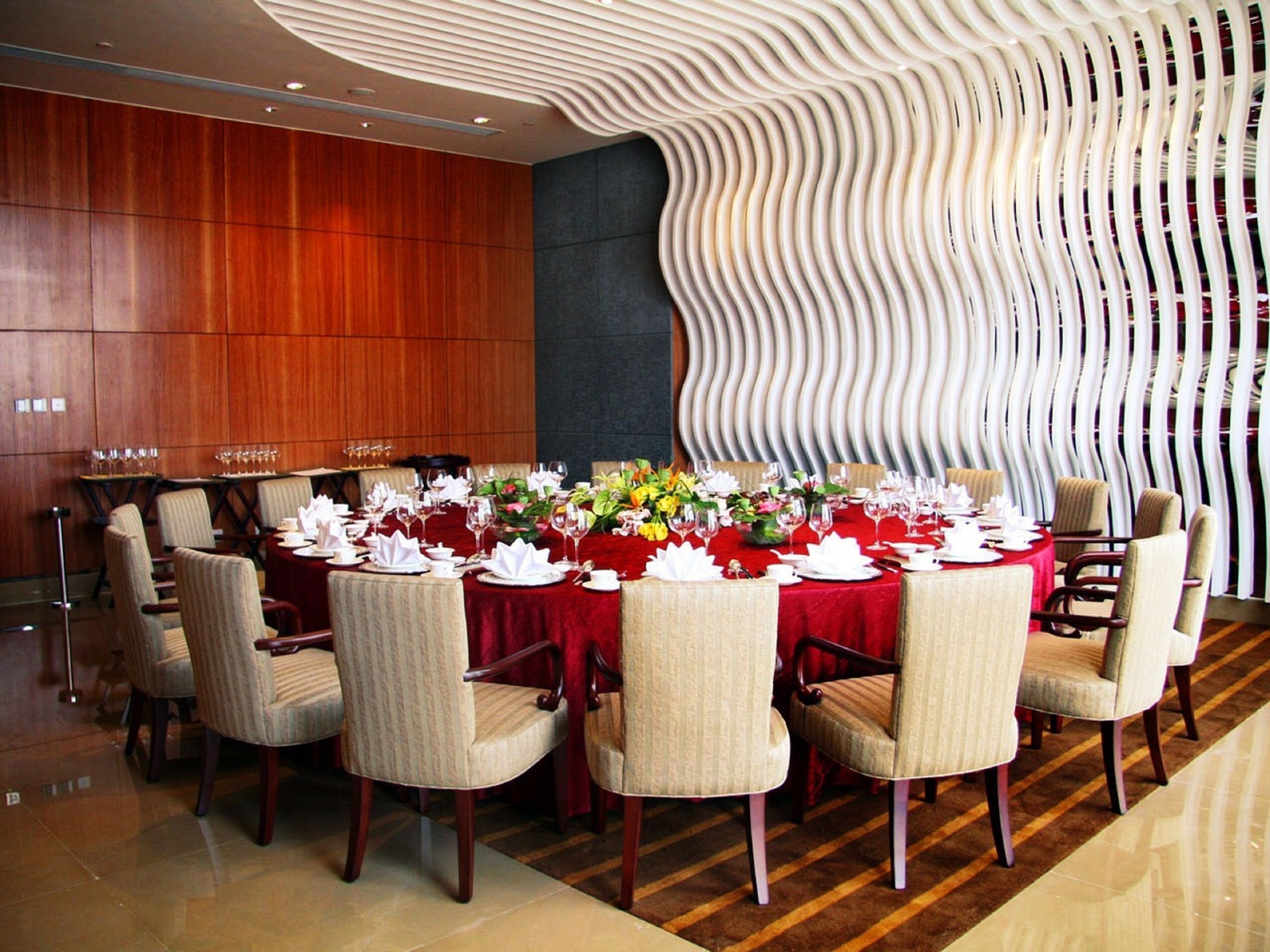 breakfast, lunch, dinner served; international cuisine