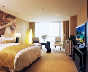 Business Superior Room | Minibar, in-room safe, desk, blackout drapes