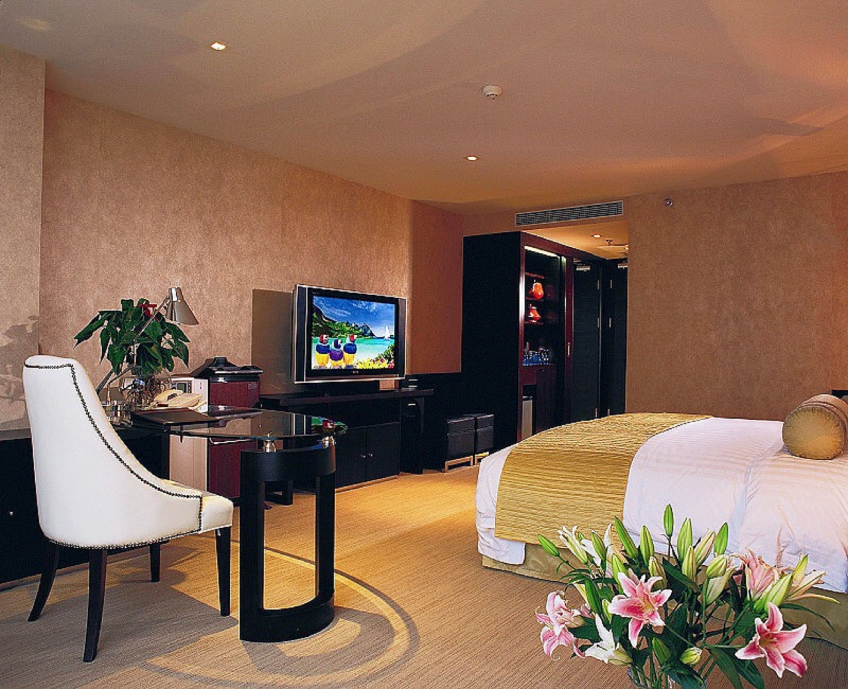 business room | minibar, in-room safe, desk, blackout curtains