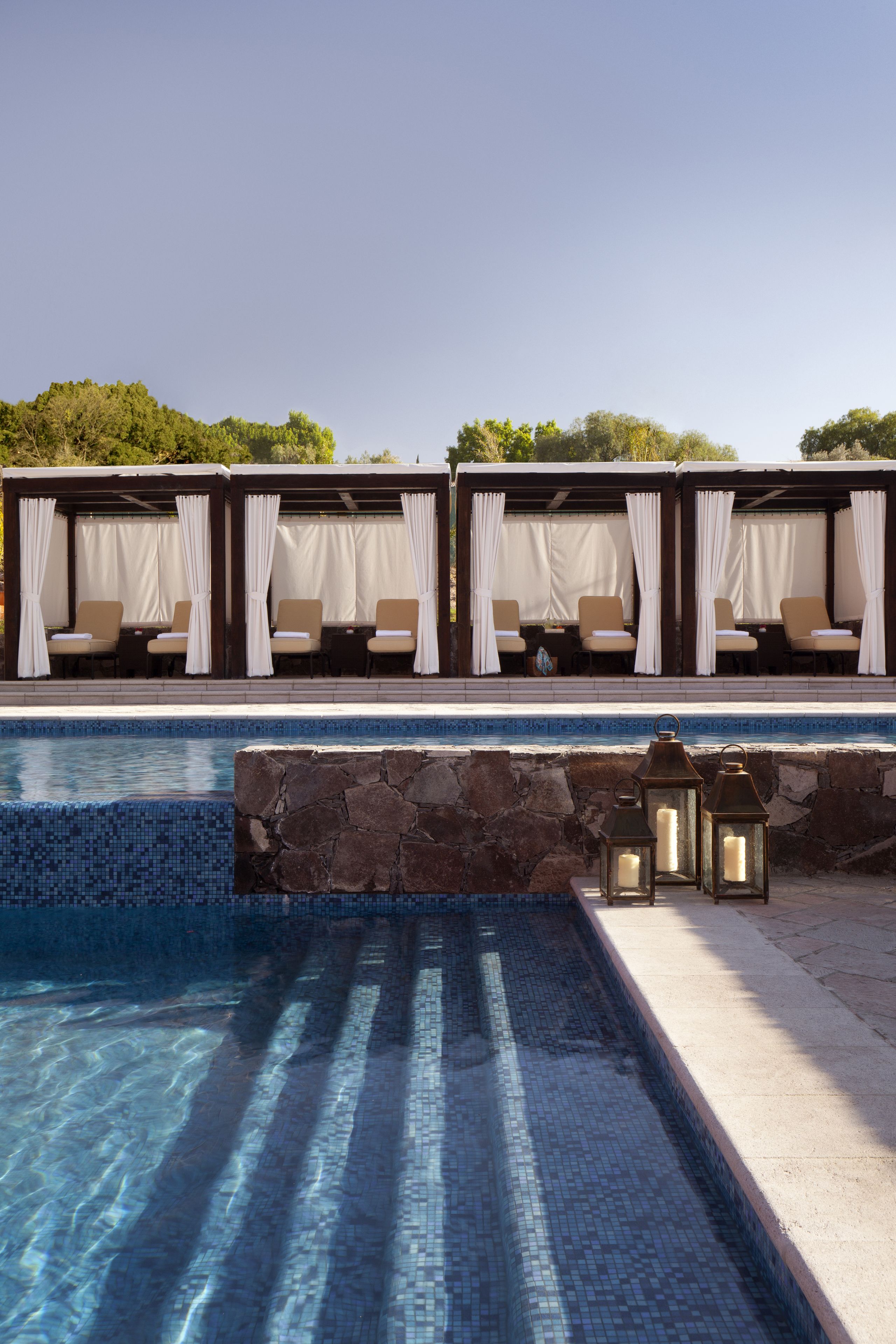 3 outdoor pools, free pool cabanas