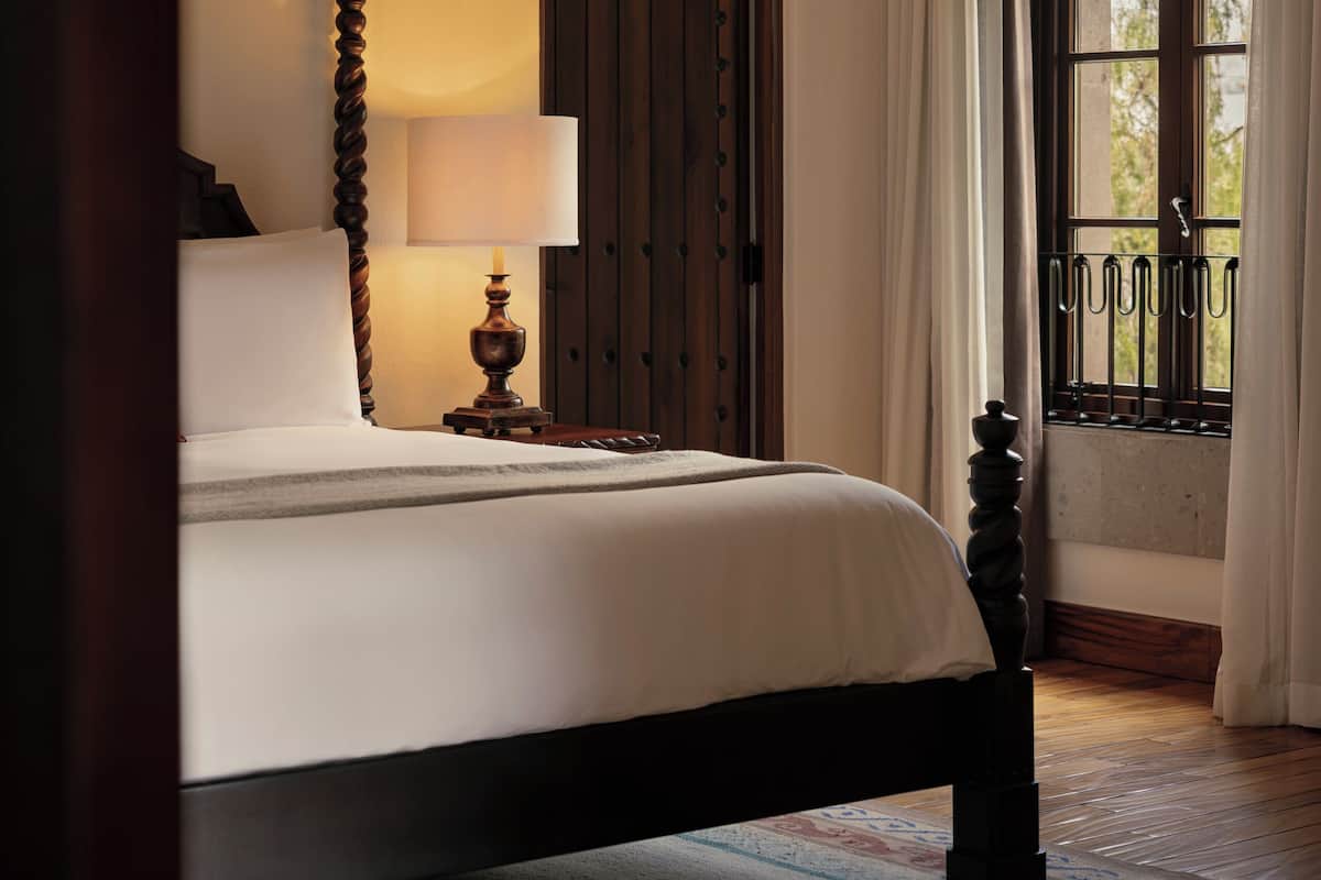 Deluxe Colonial Suite