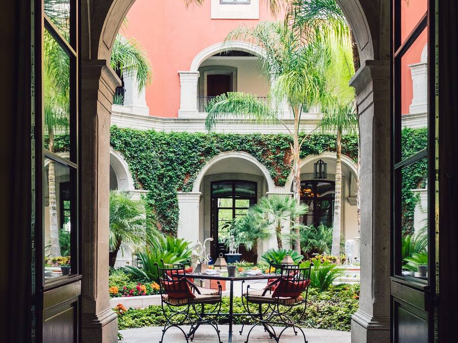 4 restaurantes, se sirven desayunos, comidas, cenas y cocina mexicana