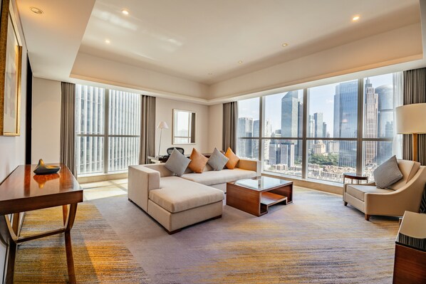 Suite Club, 1 habitación | Zona de estar | Televisión LED de 55 pulgadas con canales digitales, películas de pago