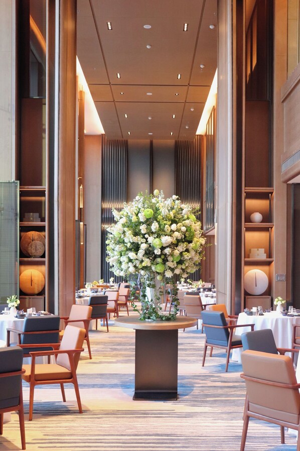 4 restaurantes; se sirve desayuno, almuerzo, cena y brunch