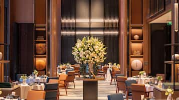 4 restaurants; breakfast, lunch, dinner, and brunch served