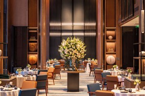 4 restaurants, breakfast, lunch, dinner served; Fusion cuisine - Sheraton Guangzhou Hotel (Guangzhou)