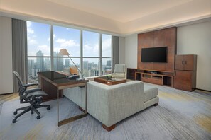 Suite Club, 1 habitación | Sala de estar | Televisión LED de 55 pulgadas con canales digitales 