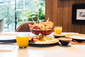 Petit déjeuner buffet servi tous les jours en supplément