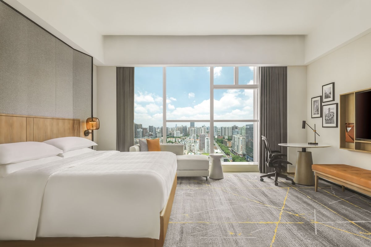 Hypo-allergenic bedding, down duvets, minibar, in-room safe