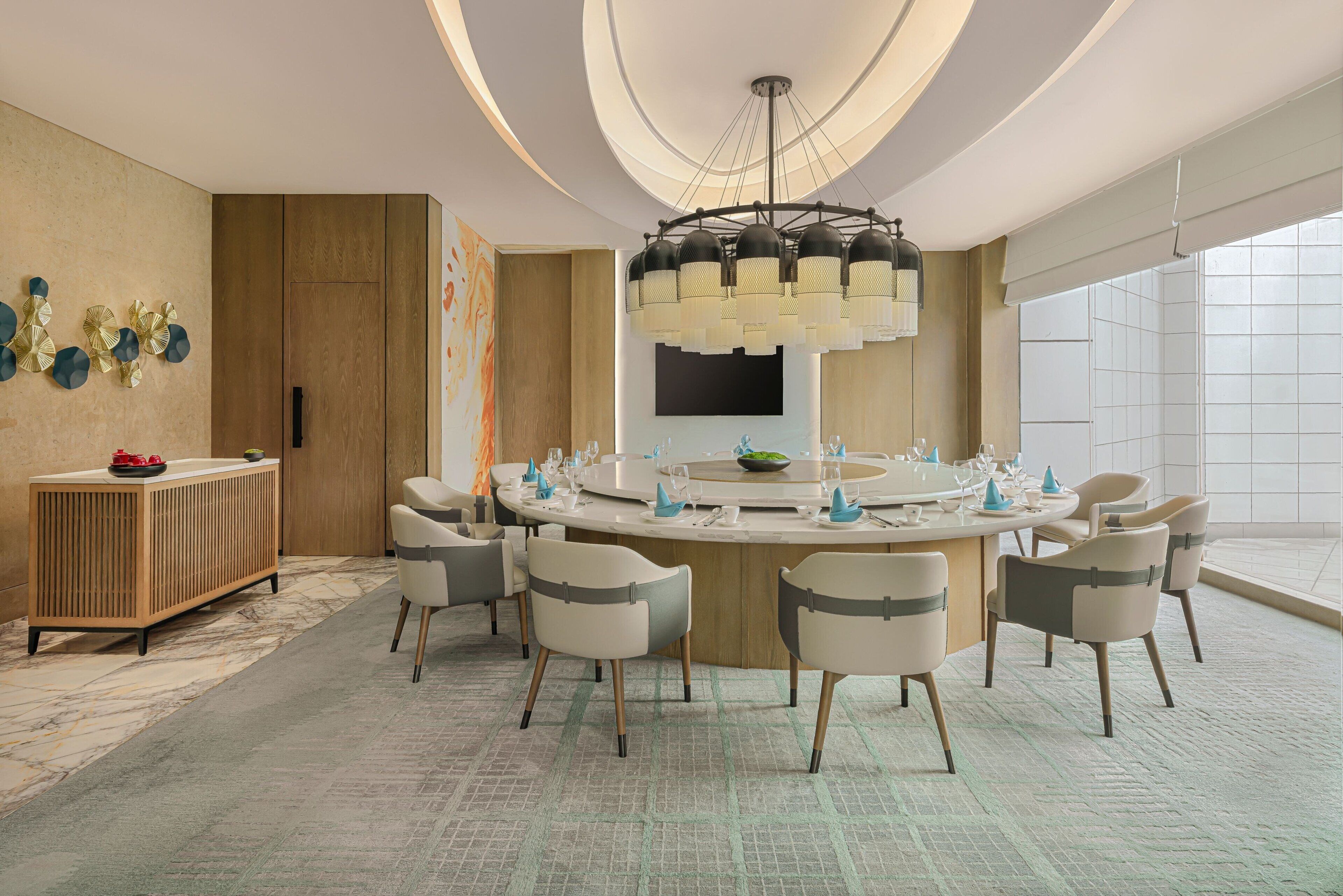 4 restaurants, breakfast, lunch, dinner served; fusion cuisine