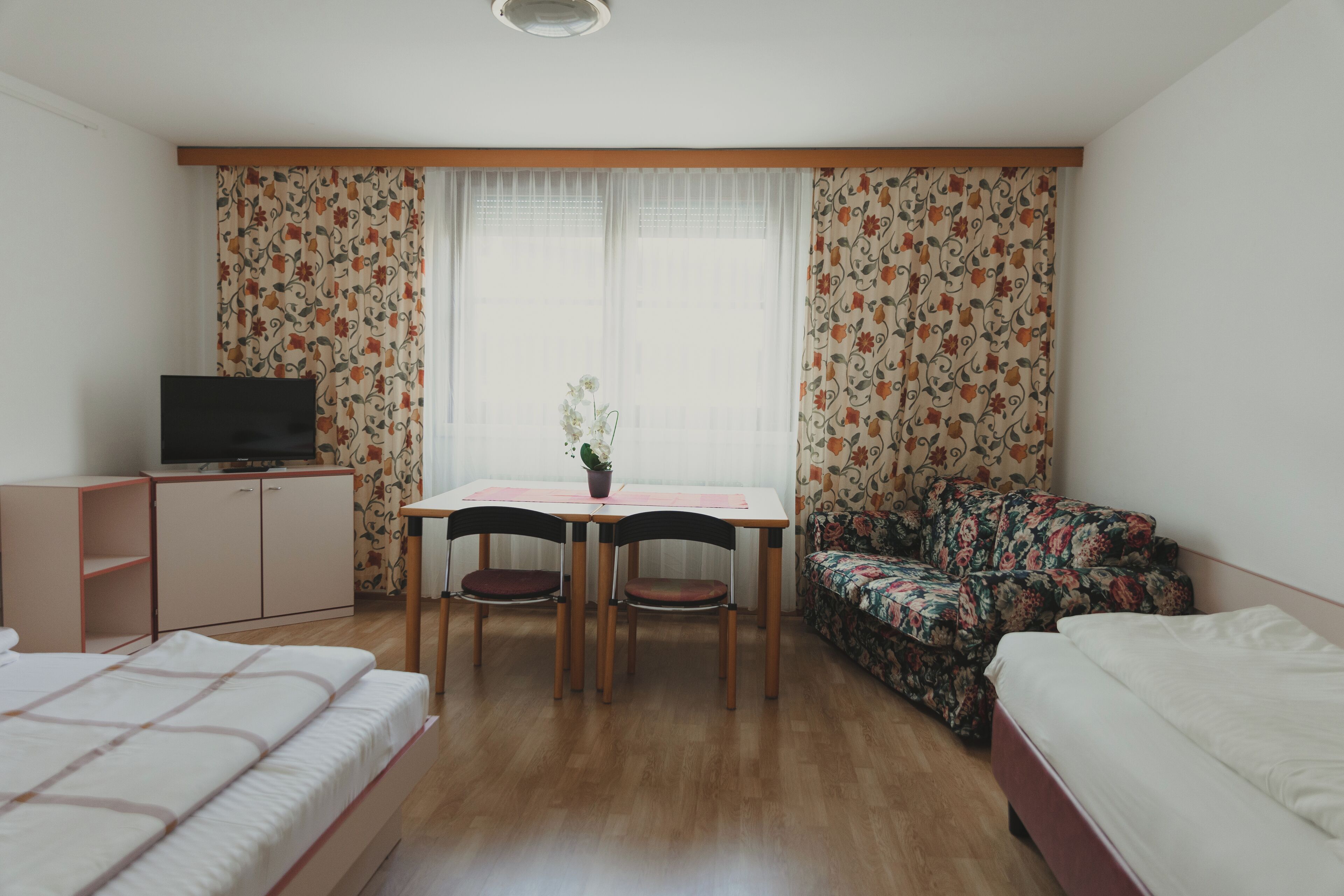 triple room | desk, free wifi, bed sheets