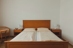 Comfort Double or Twin Room | Desk, free WiFi, bed sheets - Hotel Karwendel (Innsbruck)