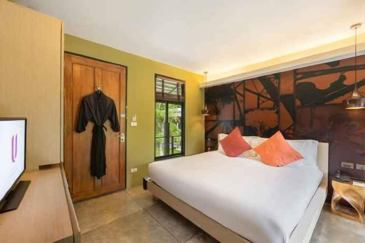 Luxe beddengoed, een minibar, een kluis op de kamer, een bureau