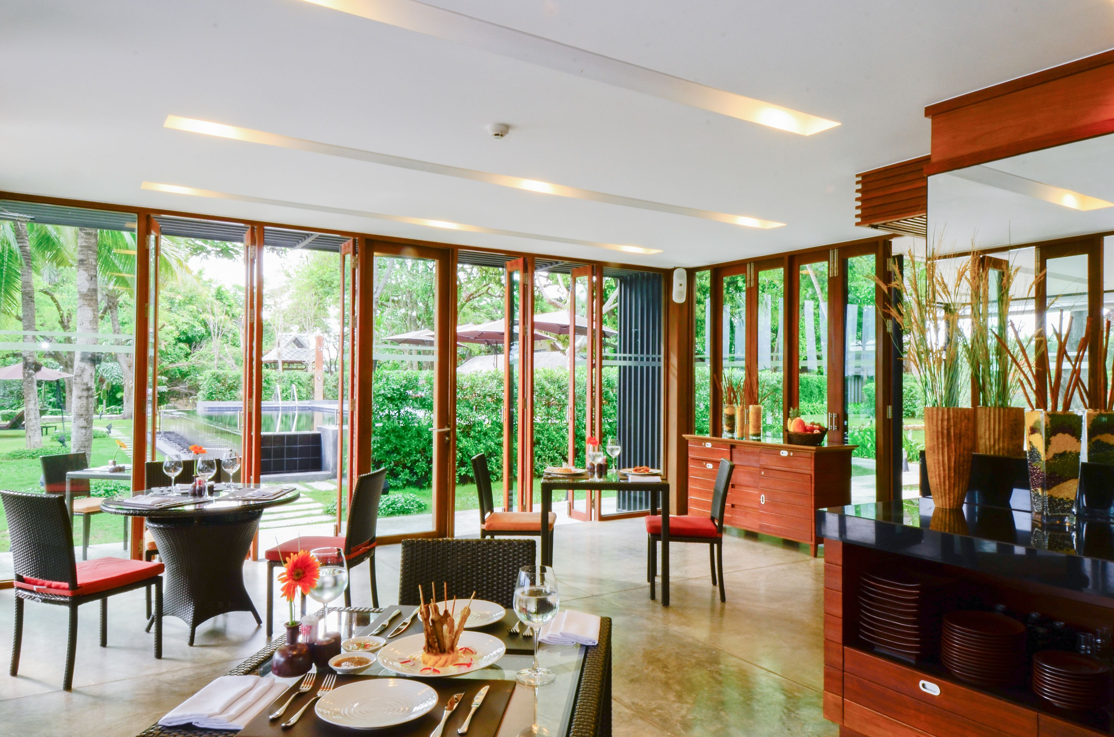 daily buffet breakfast (thb 450 per person)