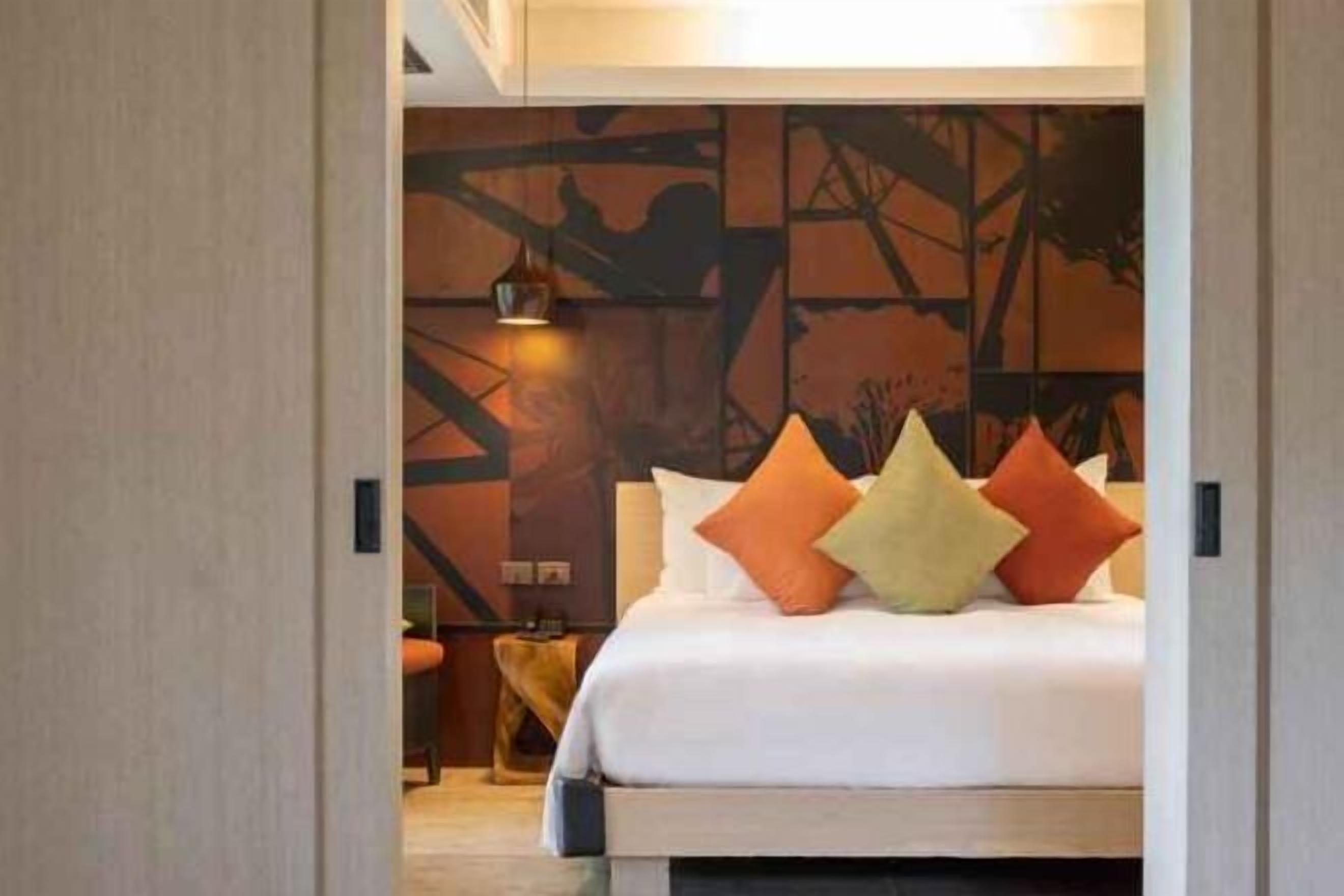 Luxe beddengoed, een minibar, een kluis op de kamer, een bureau