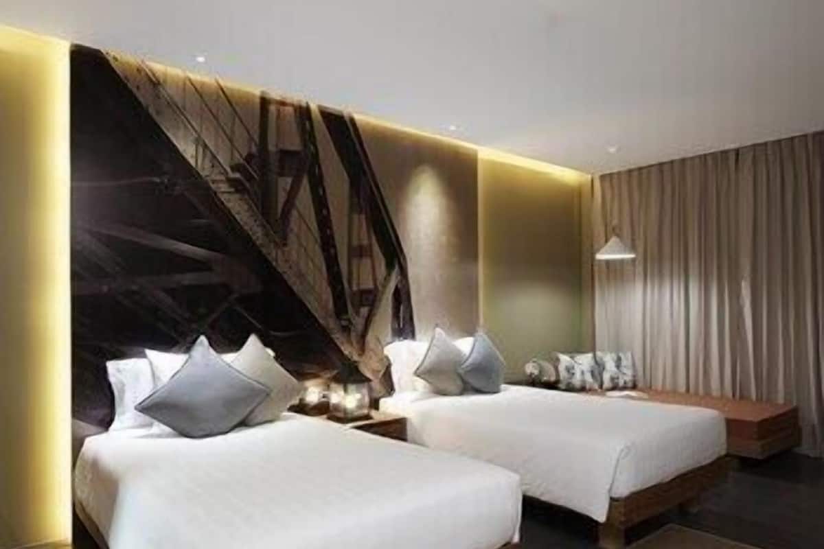 Premium bedding, minibar, in-room safe, desk
