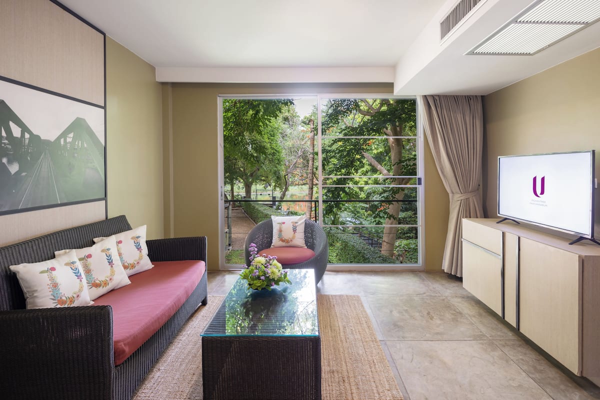 40-inch lcd tv with cable channels, tv, ipod dock