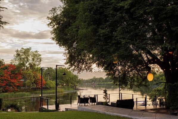 A riverside patio with outdoor seating and a view of the river. - U Inchantree Kanchanaburi (Kanchanaburi)