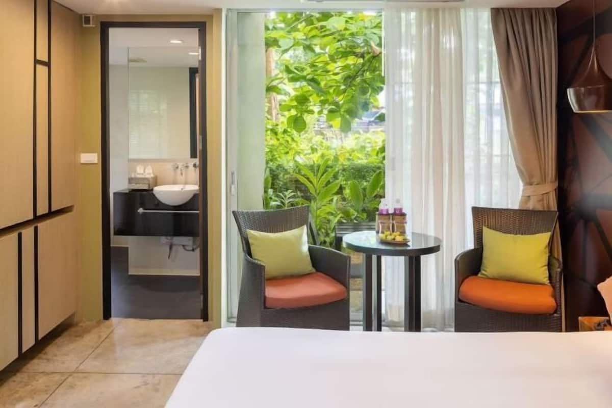Premium bedding, minibar, in-room safe, desk
