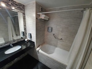 Combined shower/tub, hair dryer, towels - Yachting Hotel Quintero (Quintero)