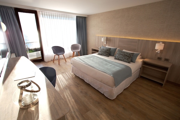 4 bedrooms, minibar, in-room safe, free WiFi