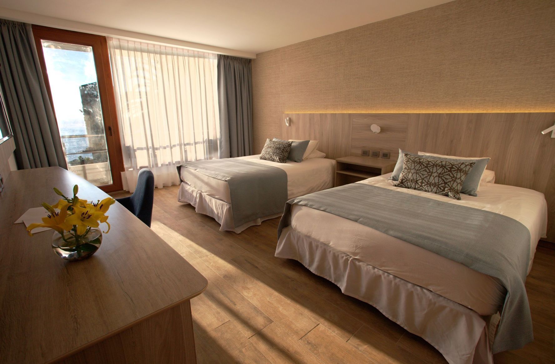 4 عدّة غرف نوم وميني بار وخزنة داخل الغرفة وواي فاي مجانًا