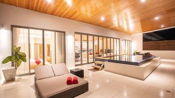 Two Bedroom Private Pool Penthouse | 4 quartos, cofres nos quartos, individualmente decorados