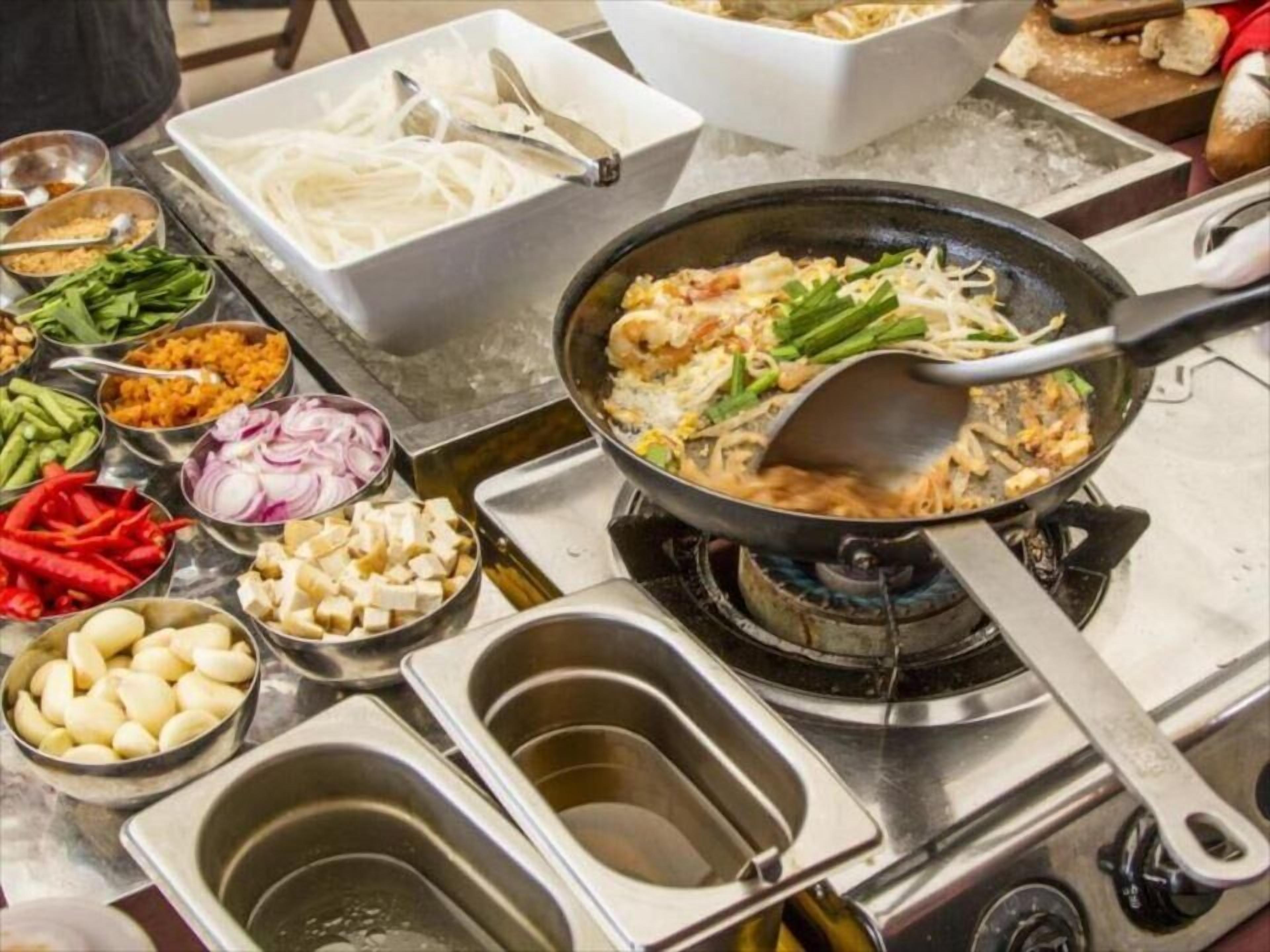 Angolo cottura con diversi ingredienti e utensili da cucina.