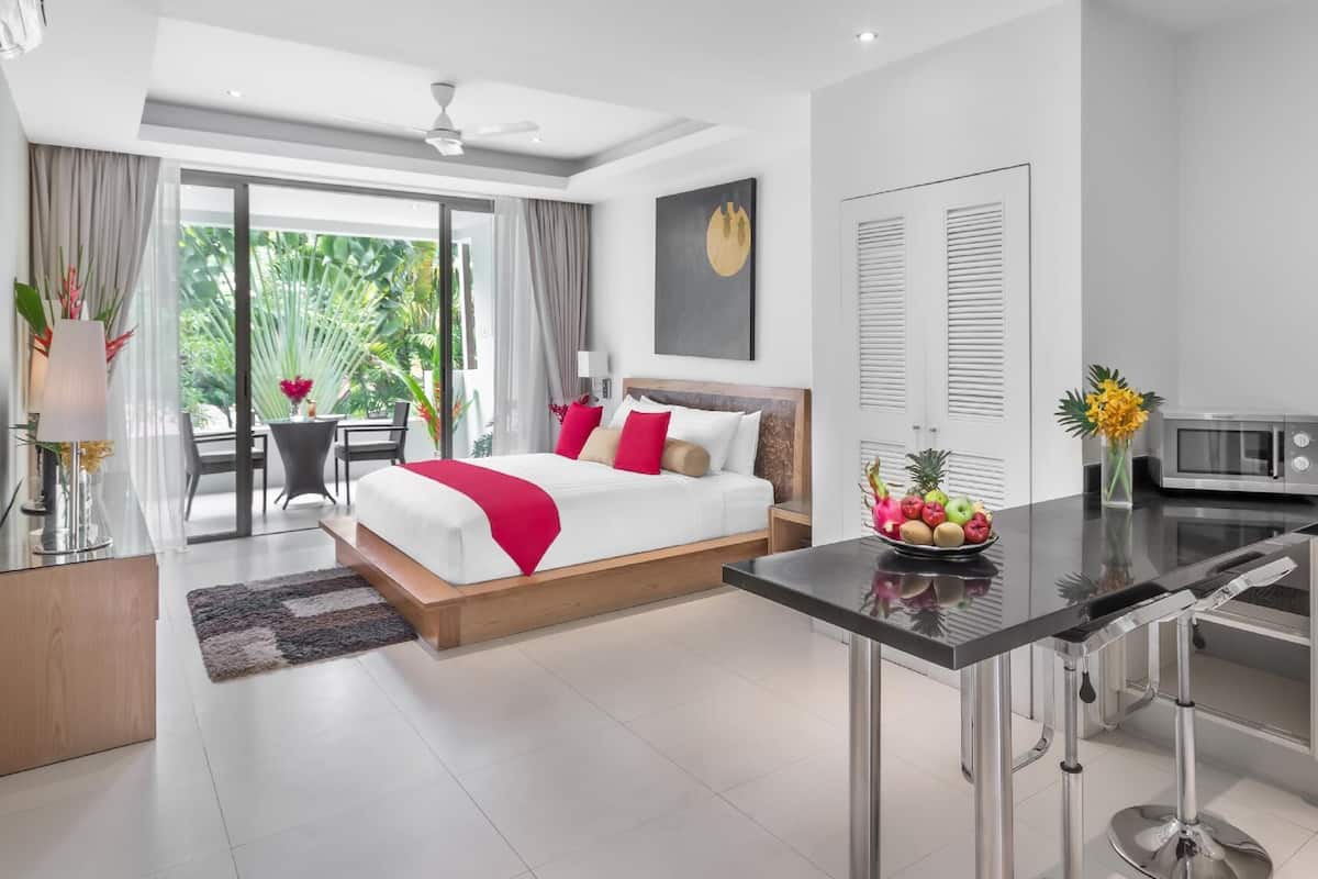 Club Suite, Garden View | In-room safe, blackout drapes, iron/ironing board (on request)