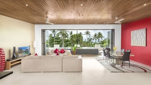 Two Bedroom Private Pool Penthouse | Oppholdsrom | En 45-tommers smart-TV med digitale kanaler samt TV