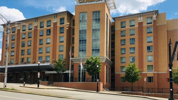 Un hotel de varios pisos con un llamativo letrero de 'CAMBRIA' en la parte superior.