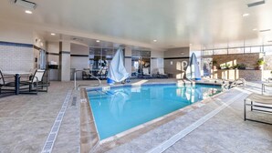 Kolam renang indoor, dengan kursi berjemur