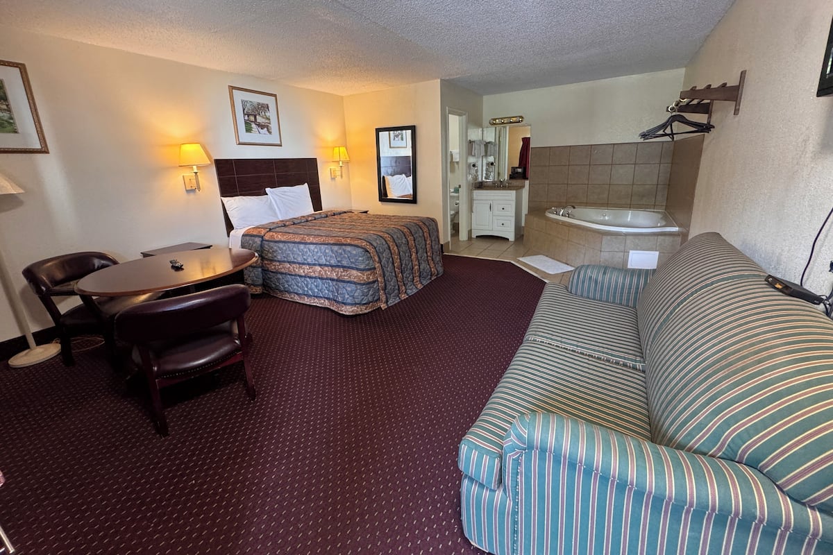 Suite, 1 Queen Bed, Jetted Tub