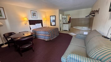 Suite, 1 llit de matrimoni, banyera d'hidromassatge | 1 dormitori, cortines opaques i planxa i posts de planxar