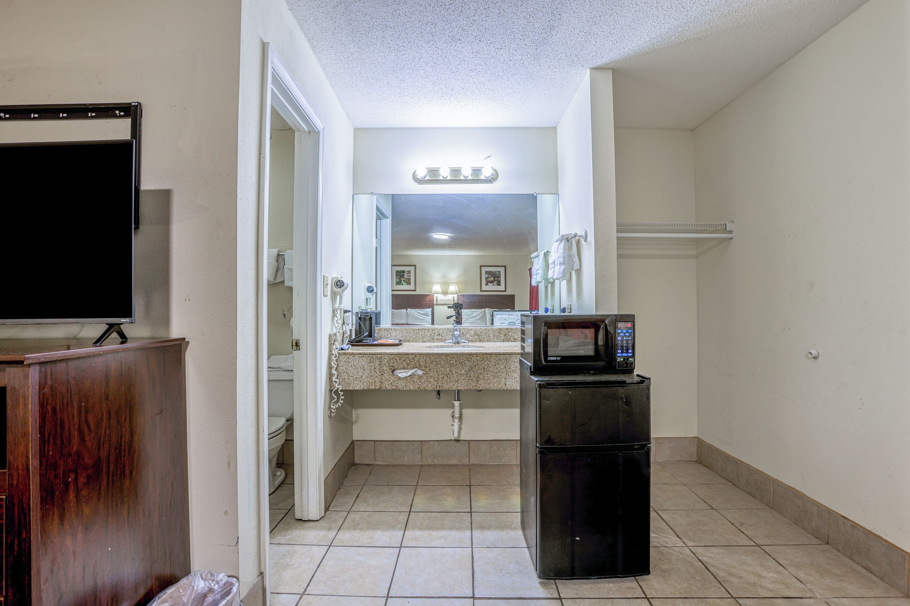 Premium kamer, 2 tweepersoonsbedden, niet-roken | Badkamer | Gratis toiletartikelen, een haardroger, handdoeken