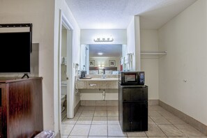 Premium-Zimmer, 2 Doppelbetten, Nichtraucher | Badezimmer | Kostenlose Toilettenartikel, Haartrockner, Handtücher