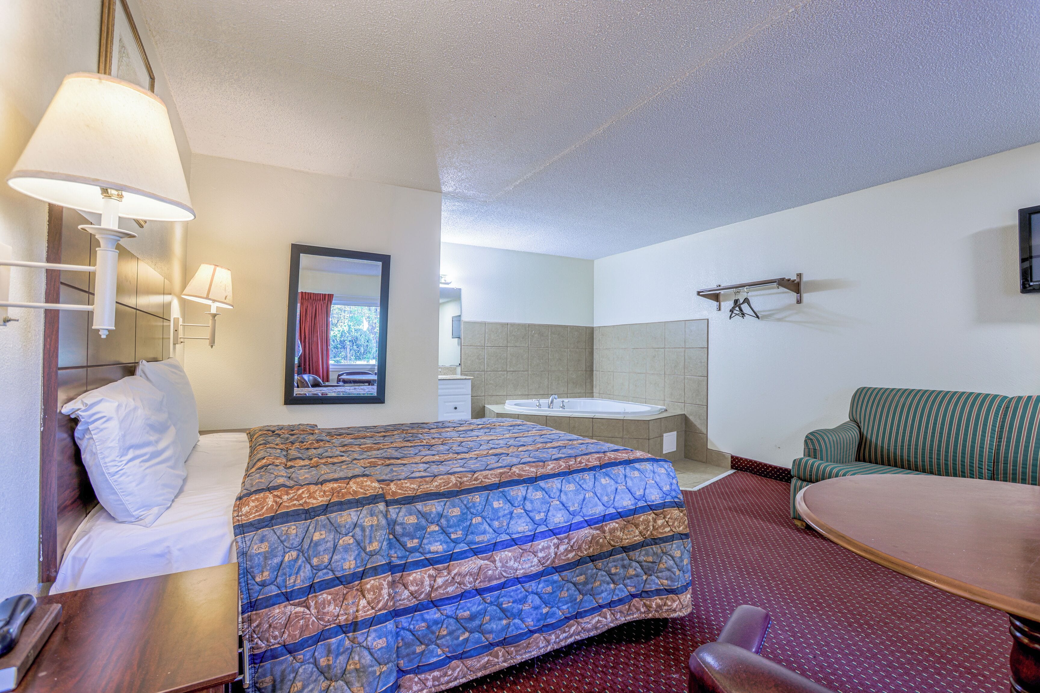 Suite, 1 queensize bed, bubbelbad | Verduisterende gordijnen, een strijkplank/strijkijzer, gratis wifi