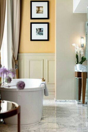 Sir George Gilbert Scott Suite | Banheiro | Produtos de toalete grátis, secador de cabelo, roupões de banho 