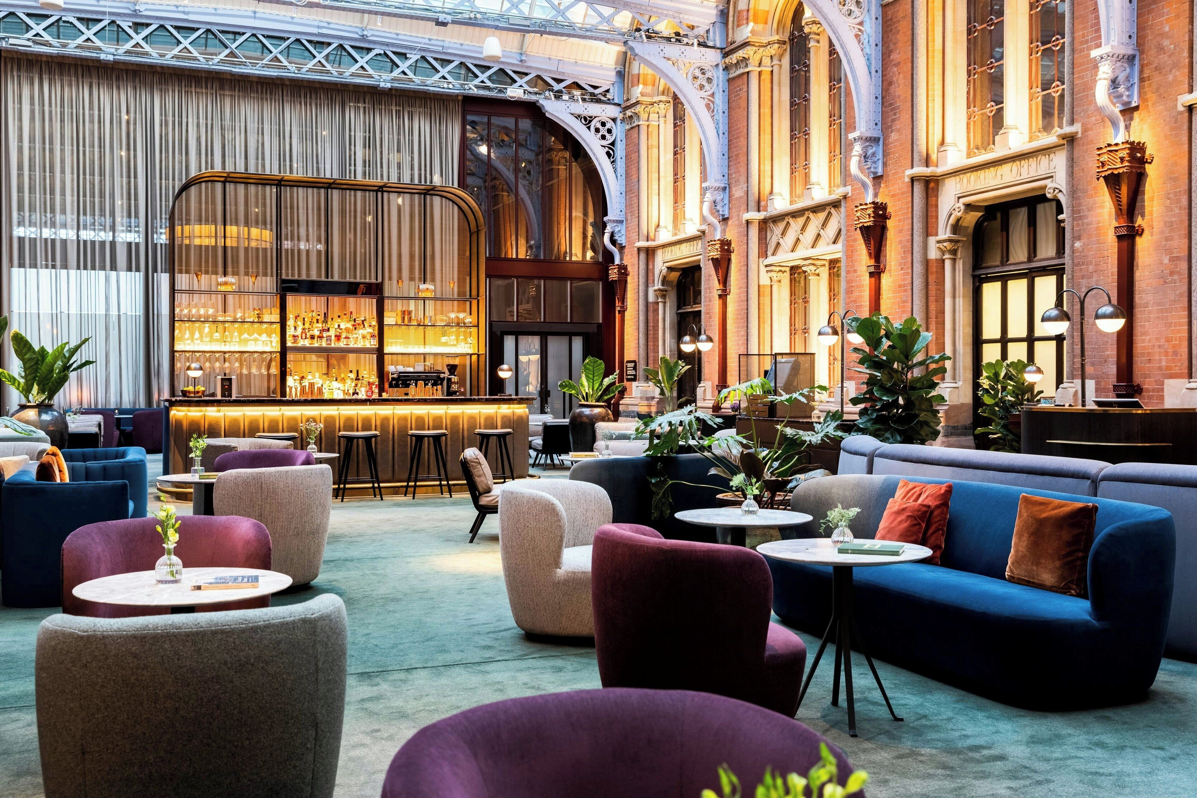 3 restaurants, serveren ontbijt, lunch, diner, Britse gerechten