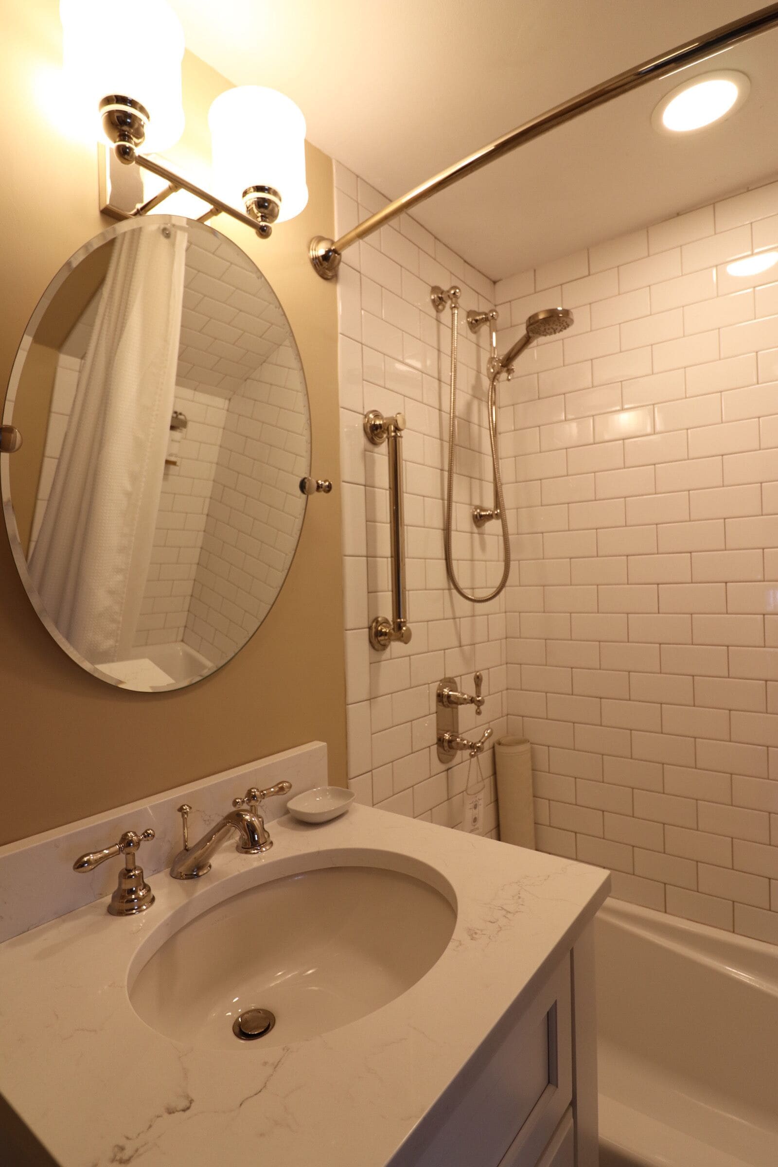 Ein Badezimmer mit Waschbecken, Spiegel, Dusche und Badewanne.