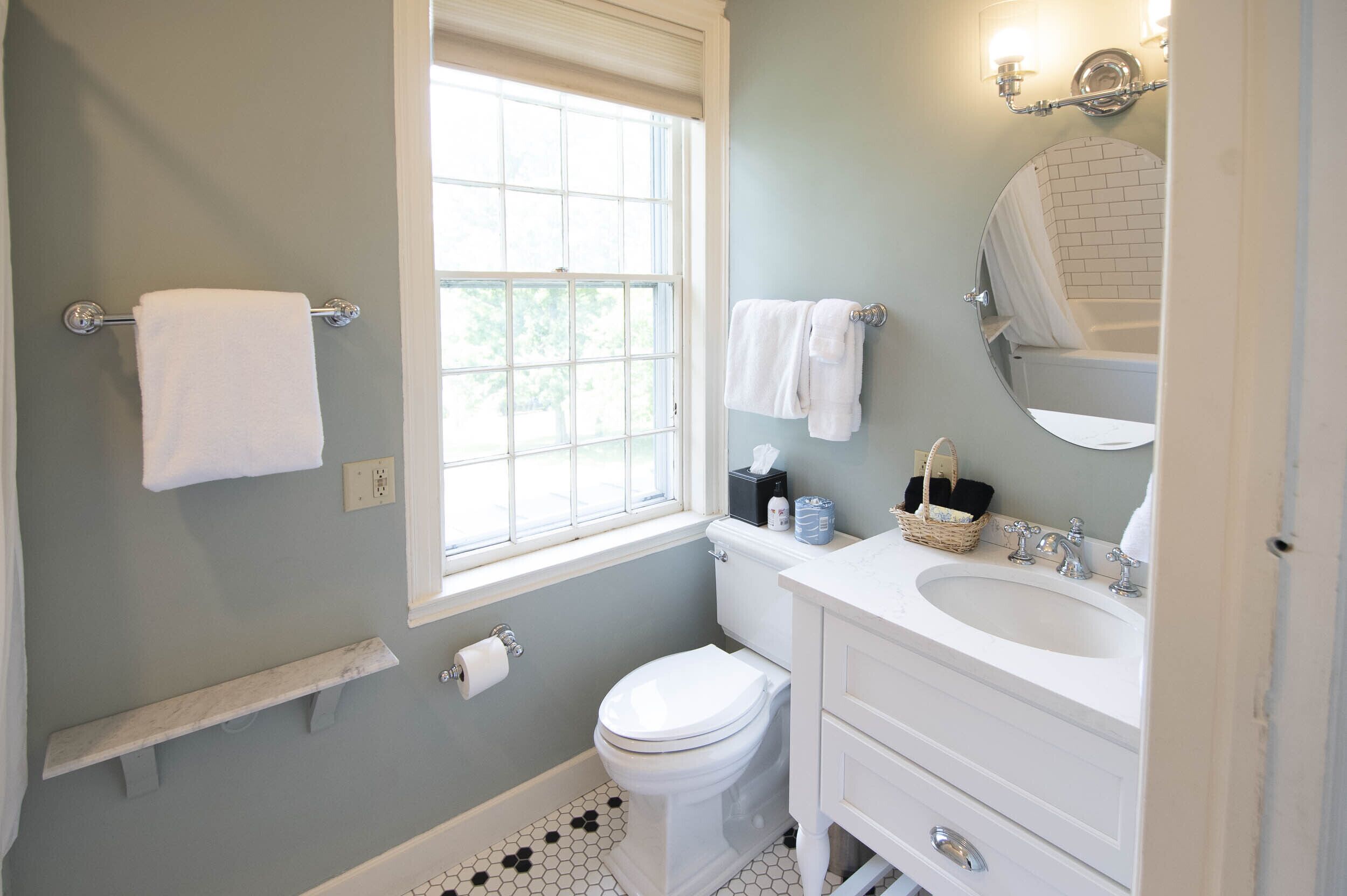 22 - governor's room | bathroom | free toiletries, hair dryer, bathrobes, towels